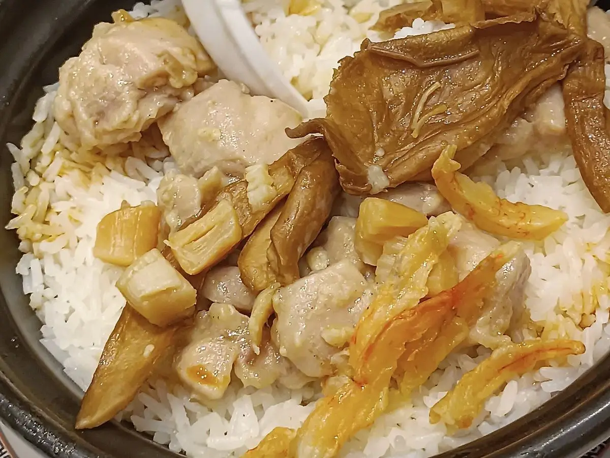 Cazuela de arroz con trozos de pollo y setas laminadas