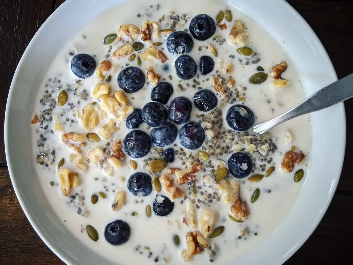 Bol de avena con chía, arándanos, nueces y pipas de calabaza