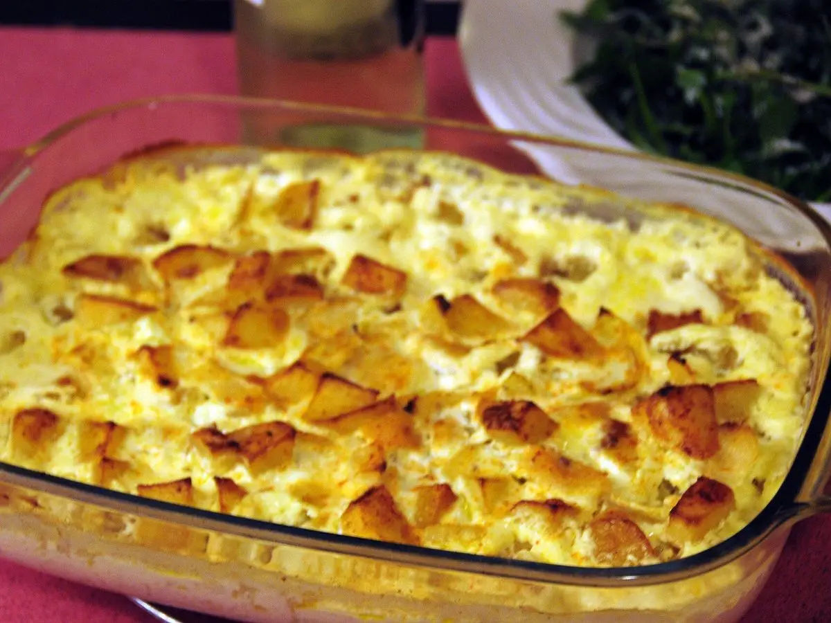 Bacalao gratinado con nata y patata en una fuente de horno de cristal