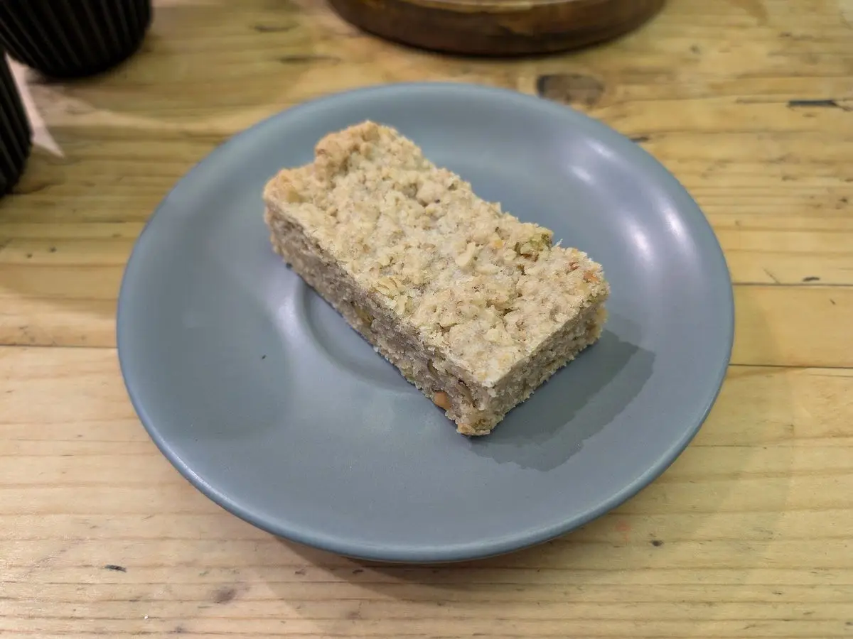 Barrita de avena en un plato gris sobre una mesa de madera