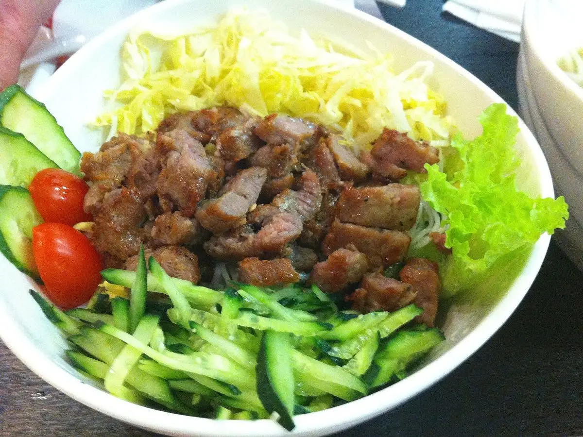Cuenco con ternera a la parrilla troceada, pepino, tomate cherry, lechuga y fideos finos