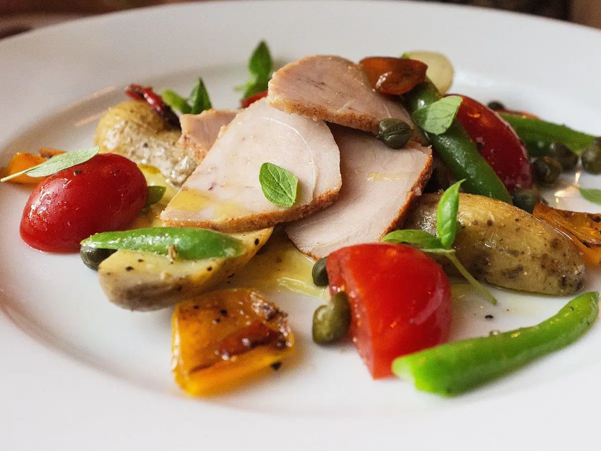 Plato de atún confitado en aceite con patatas, judías verdes, tomate y alcaparras