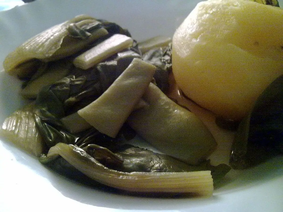 Plato de verdura de hoja con sus tallos hervida, judías verdes planas y una patata cocida