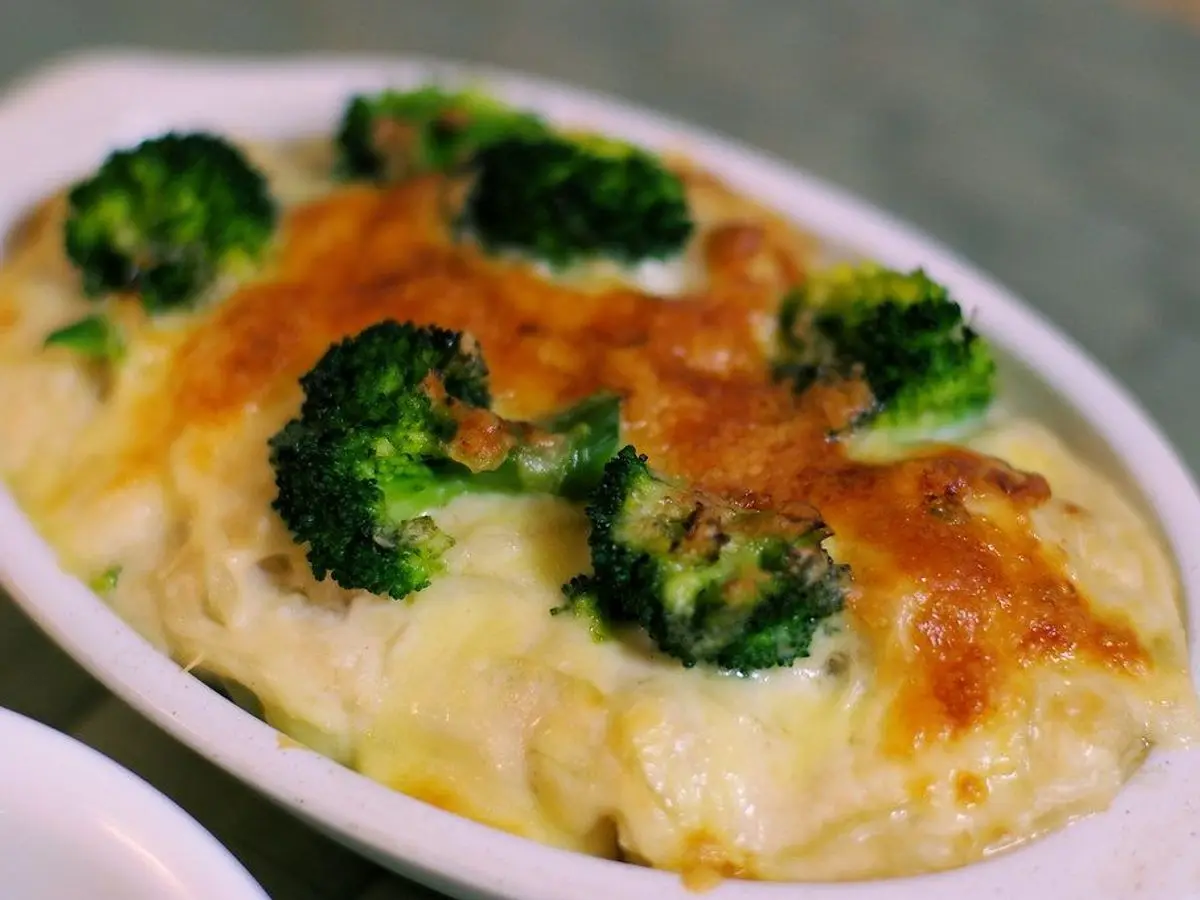 Fuente ovalada de brócoli gratinado con queso dorado