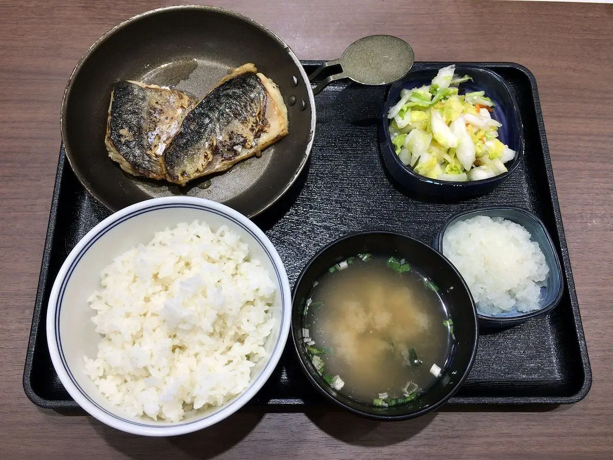Bandeja japonesa con caballa a la plancha, arroz blanco, sopa de miso y rábano rallado