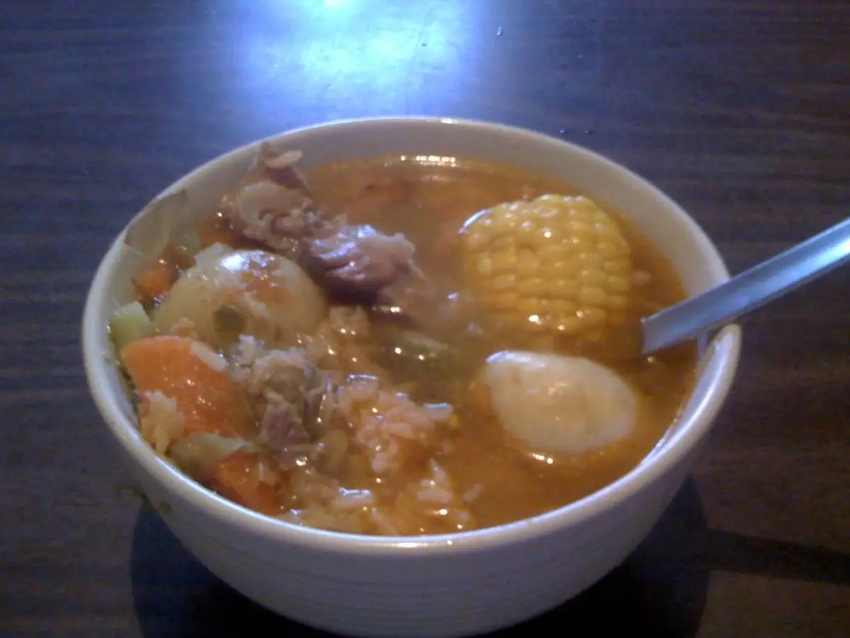 Cuenco de caldo de res con mazorca de maíz, patata, zanahoria y carne de ternera
