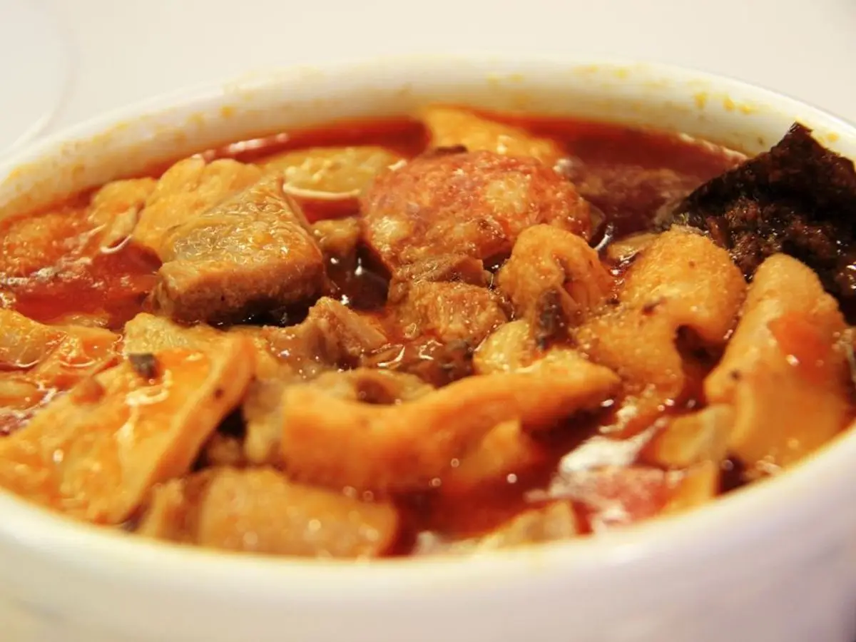 Cuenco de callos a la madrileña en salsa roja de pimentón con trozos de chorizo