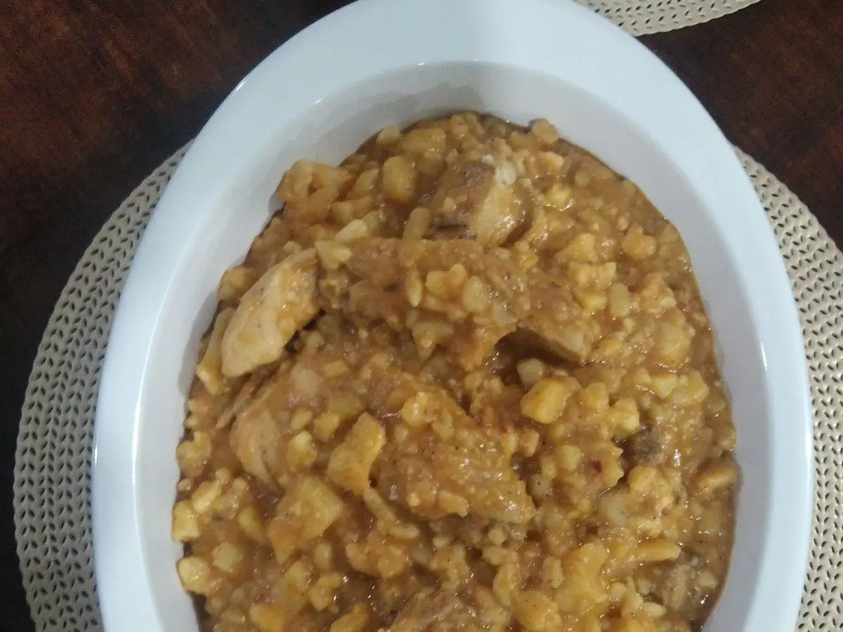 Fuente blanca con carapulcra, guiso espeso de papa seca, carne y cacahuete