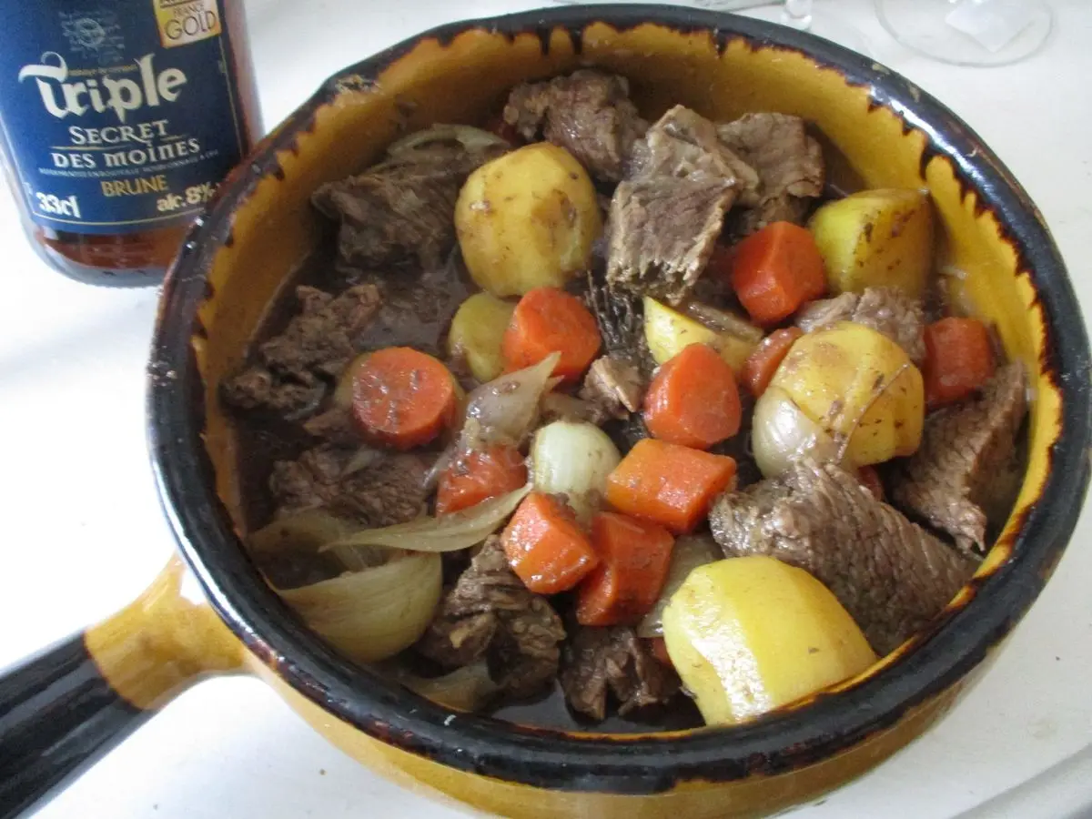 Cazuela con guiso de ternera, patata, zanahoria y cebolla