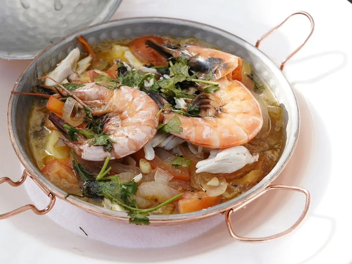 Cataplana de cobre con gambas, almejas, pimiento y cilantro