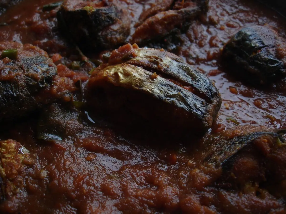 Rodajas de pescado guisadas en una salsa espesa de tomate y cebolla