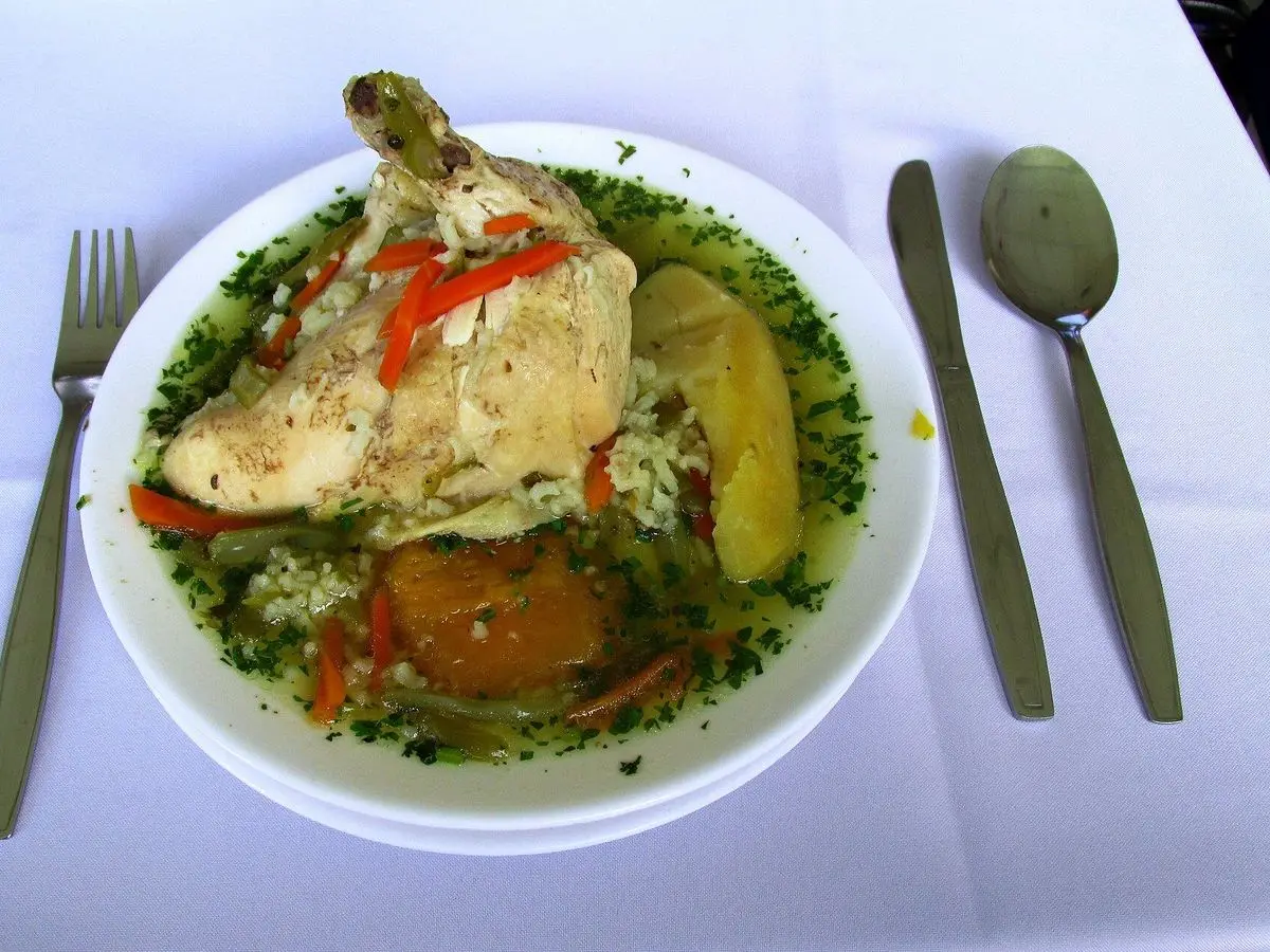 Plato de cazuela de ave con presa de pollo, calabaza, patata y arroz con cilantro