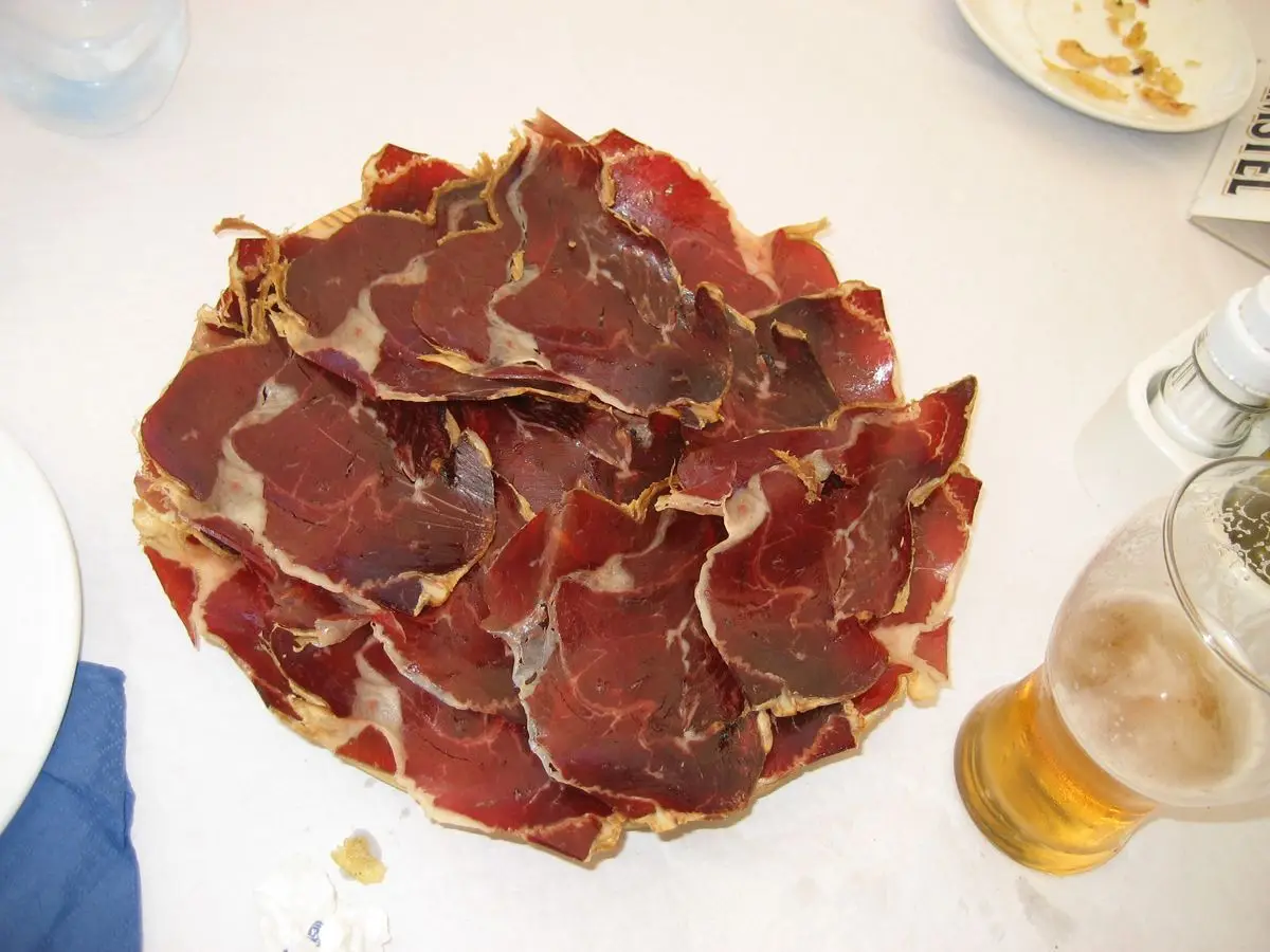 Plato con lonchas finas de cecina curada de vacuno
