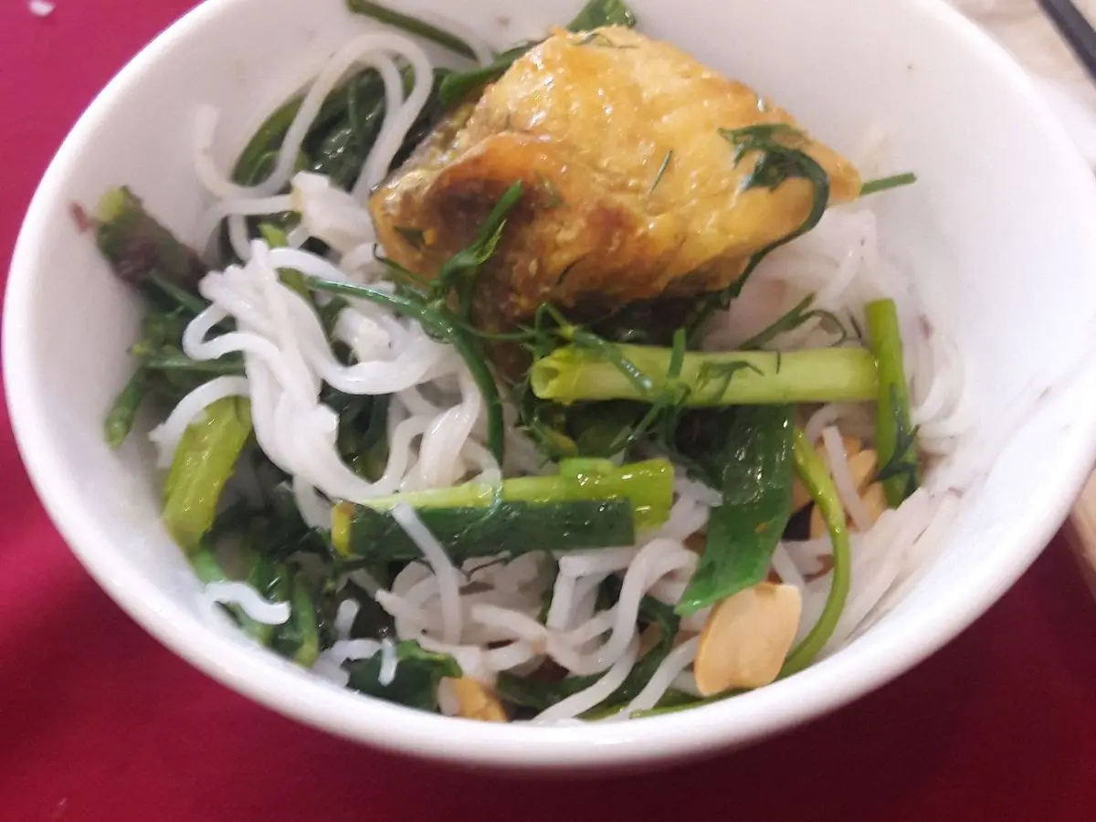 Cuenco de fideos de arroz con pescado dorado a la cúrcuma, eneldo y cebolleta