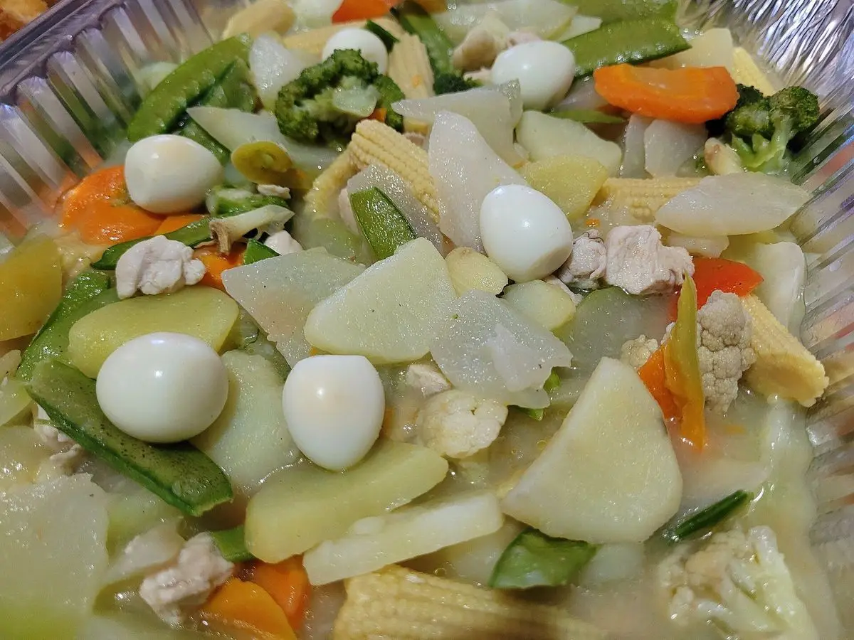 Chop suey de verduras con huevos de codorniz, zanahoria, coliflor y maíz baby salteado