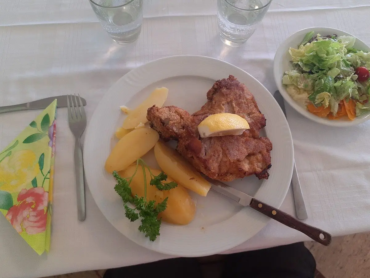 Chuleta de ternera a la plancha con mantequilla, patatas cocidas con perejil y ensalada mixta