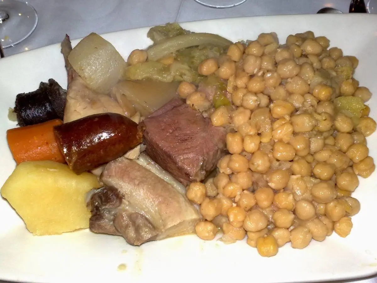 Fuente con garbanzos, patata, zanahoria, chorizo y carnes de cocido