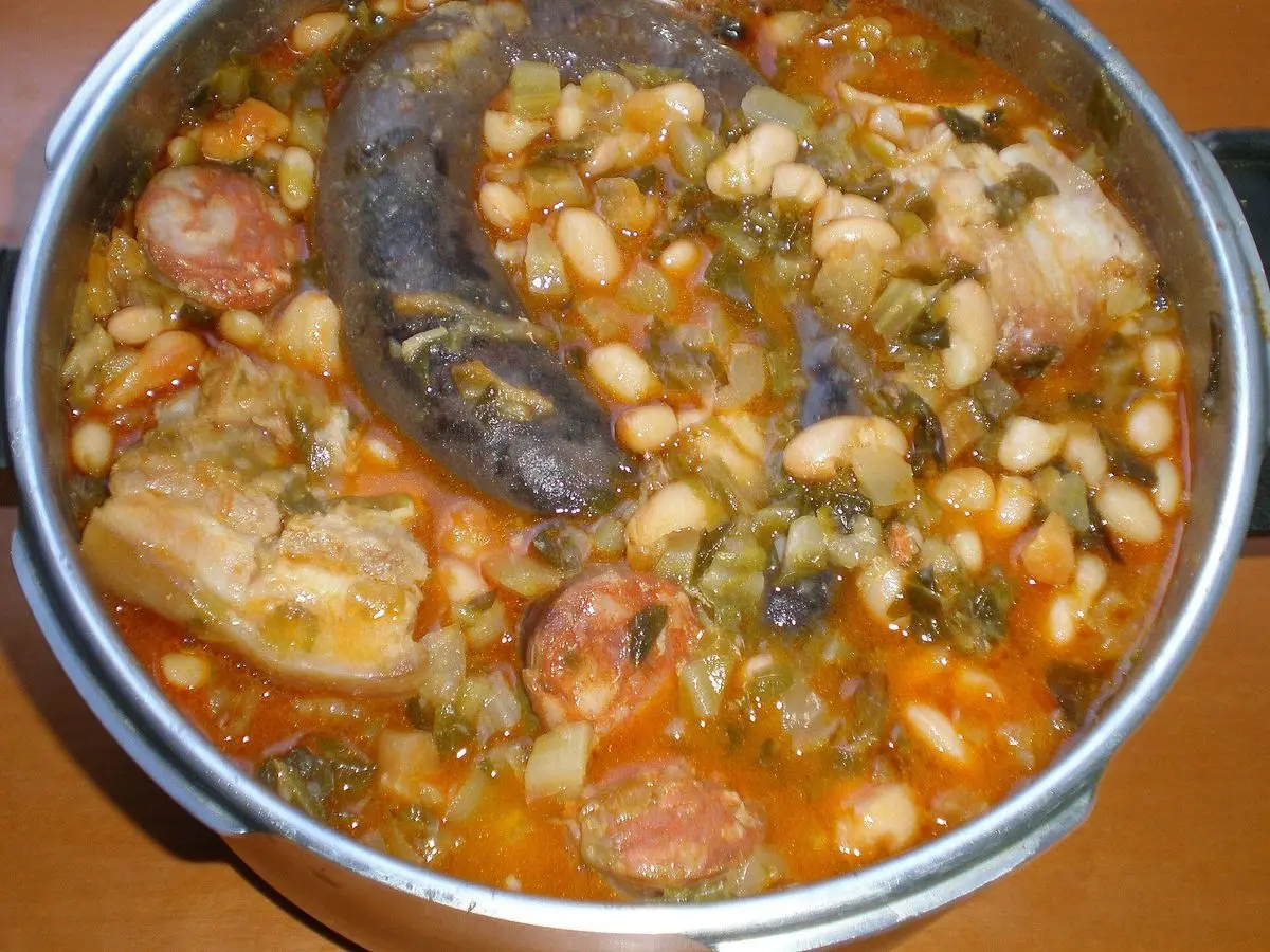 Olla con alubias blancas, morcilla, chorizo y carne de cerdo guisados con berza