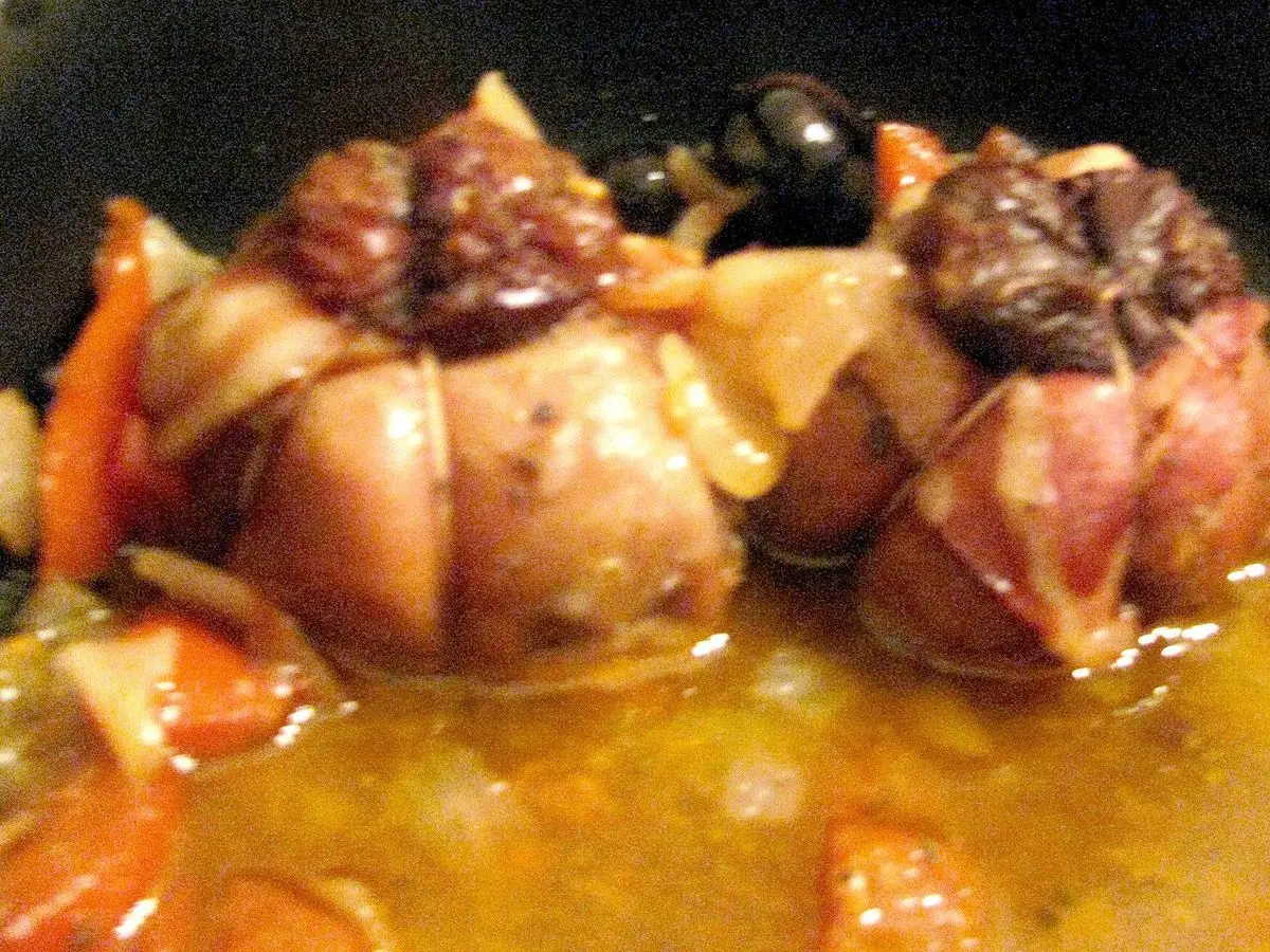 Paupiettes de conejo rellenas de ciruelas pasas guisadas con zanahoria en salsa dorada