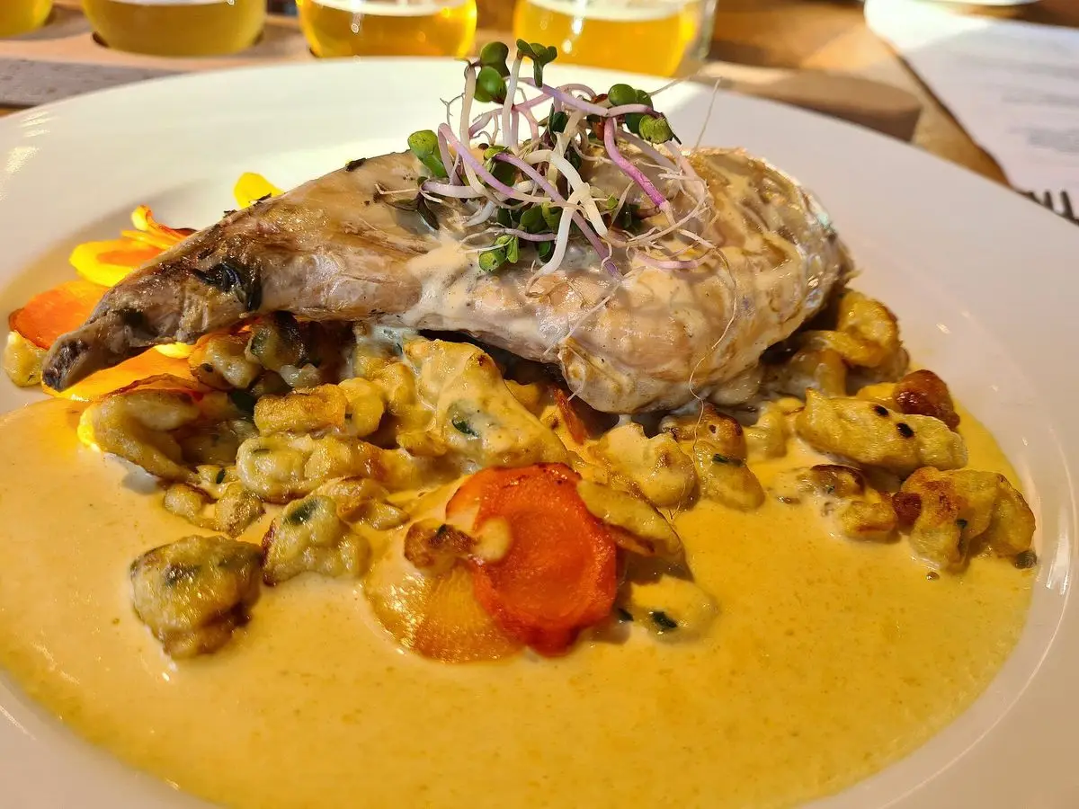 Muslo de conejo con salsa cremosa de mostaza, spaetzle y zanahorias glaseadas