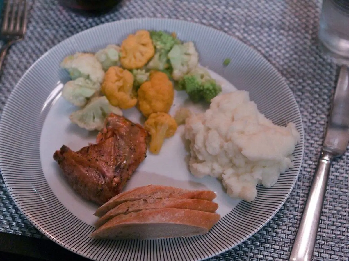 Plato con pollo asado, rodajas de pechuga, romanesco y coliflor y puré de patata