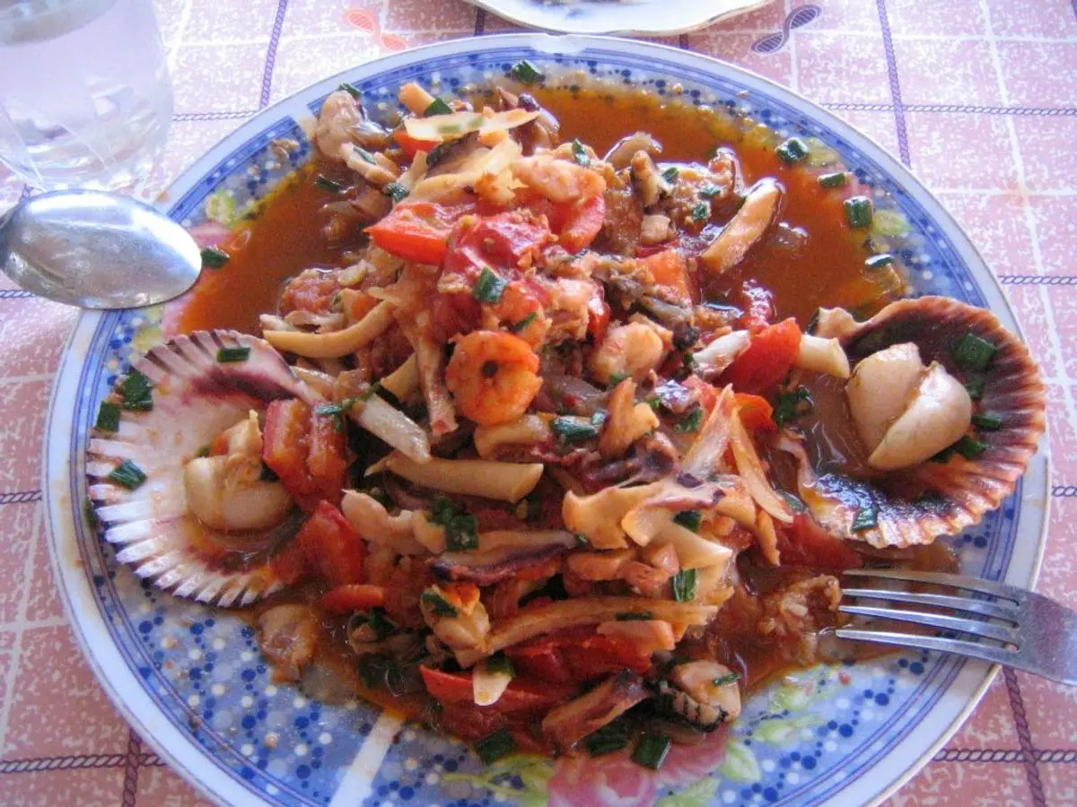 Pescado con salsa de marisco a lo macho servido en un plato