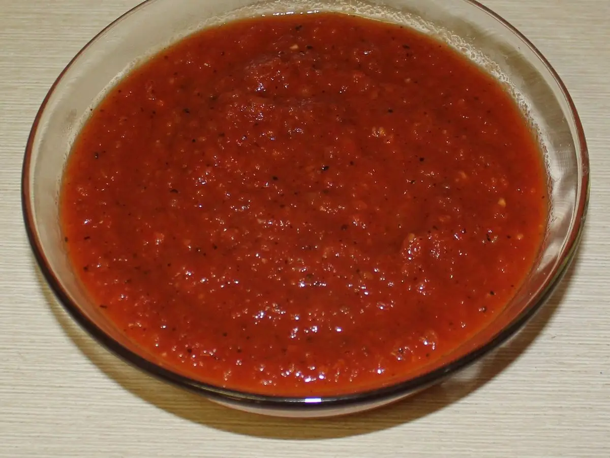 Cuenco de cristal con crema espesa de pimientos rojos asados