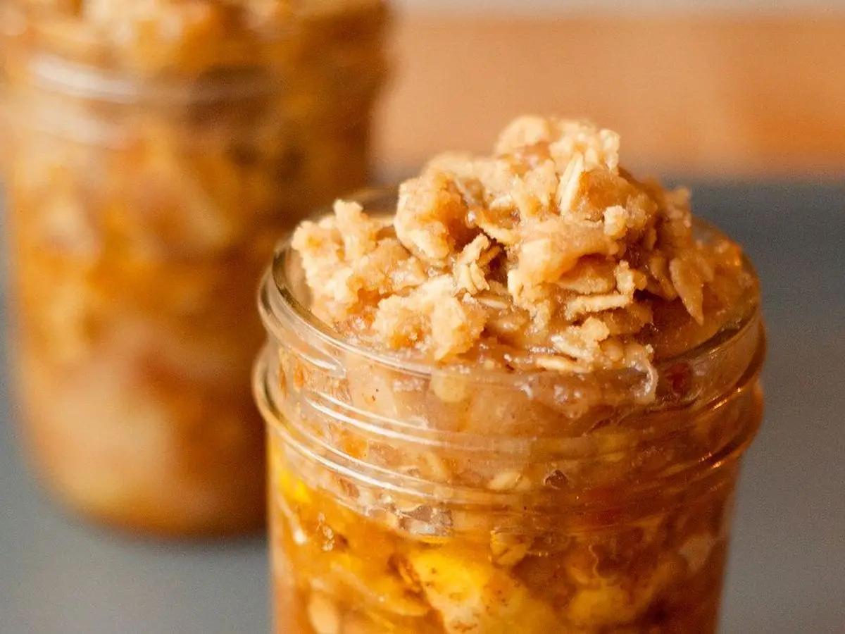 Tarro individual de crumble de manzana con cobertura crujiente de copos de avena