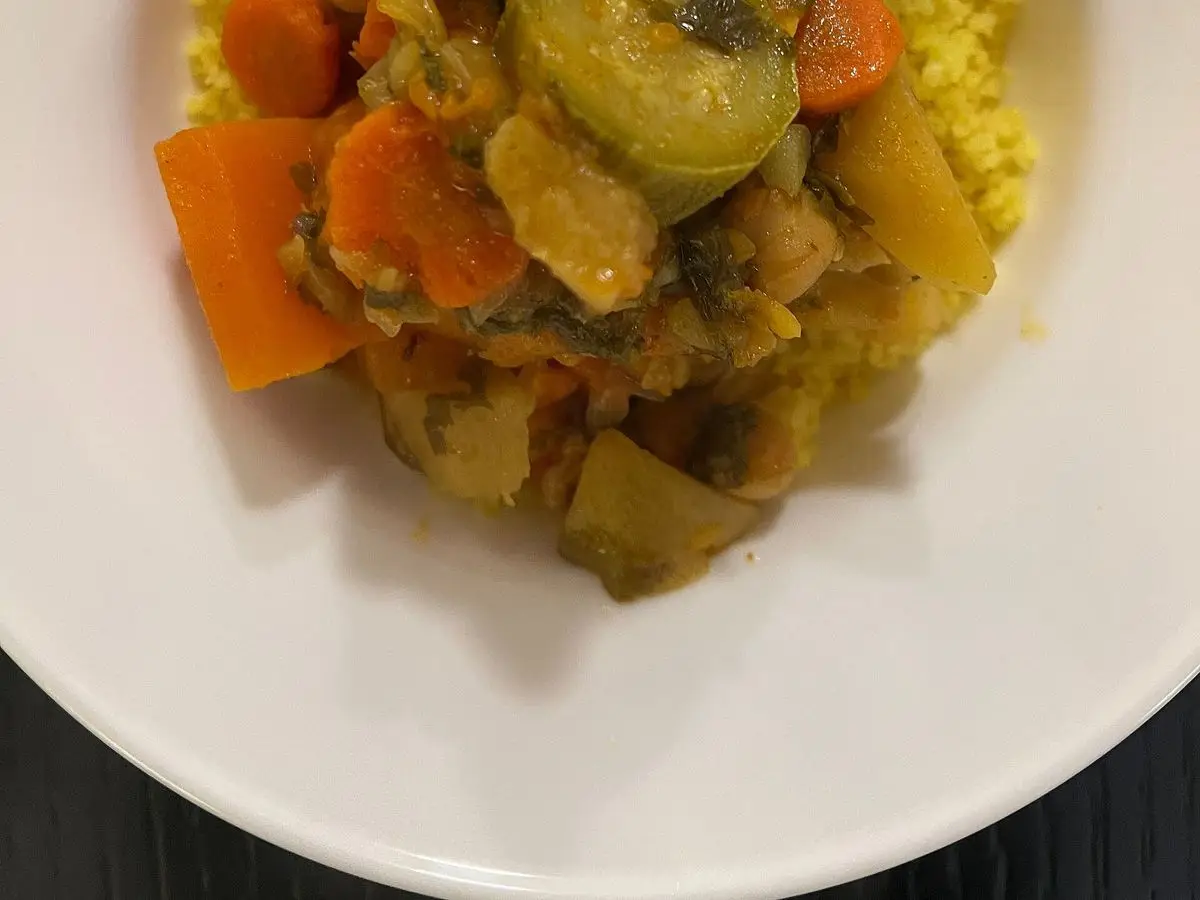 Plato de cuscús con calabacín, zanahoria, nabo y garbanzos en un guiso de verduras