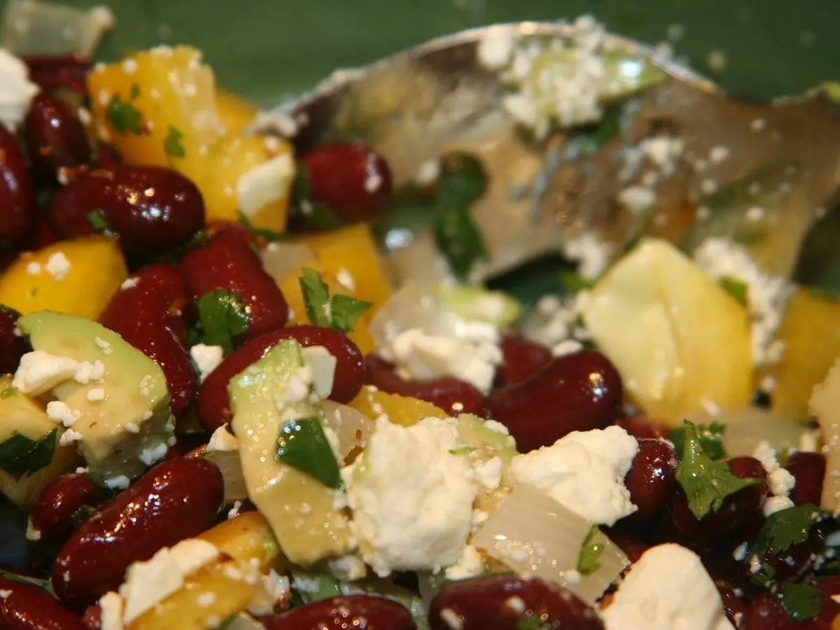 Ensalada de alubias rojas con pimiento amarillo, dados de queso blanco y verduras troceadas