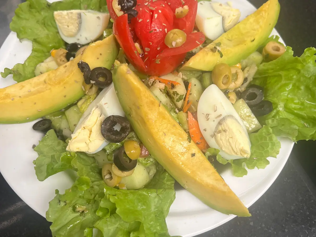 Ensalada de lechuga con aguacate, huevo cocido, aceitunas y tomate