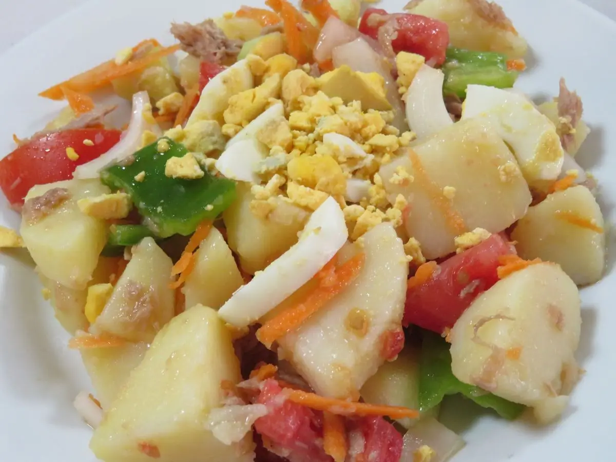 Ensalada campera de patata cocida con huevo duro, atún, tomate, pimiento verde, cebolla y zanahoria rallada