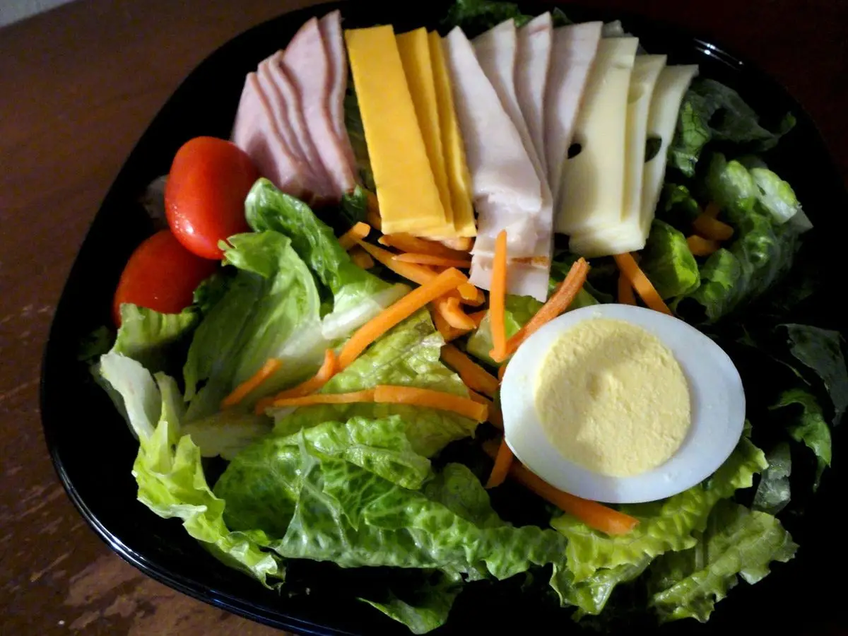 Ensalada del chef con lonchas de pavo, jamón y queso, huevo, lechuga, tomate y zanahoria