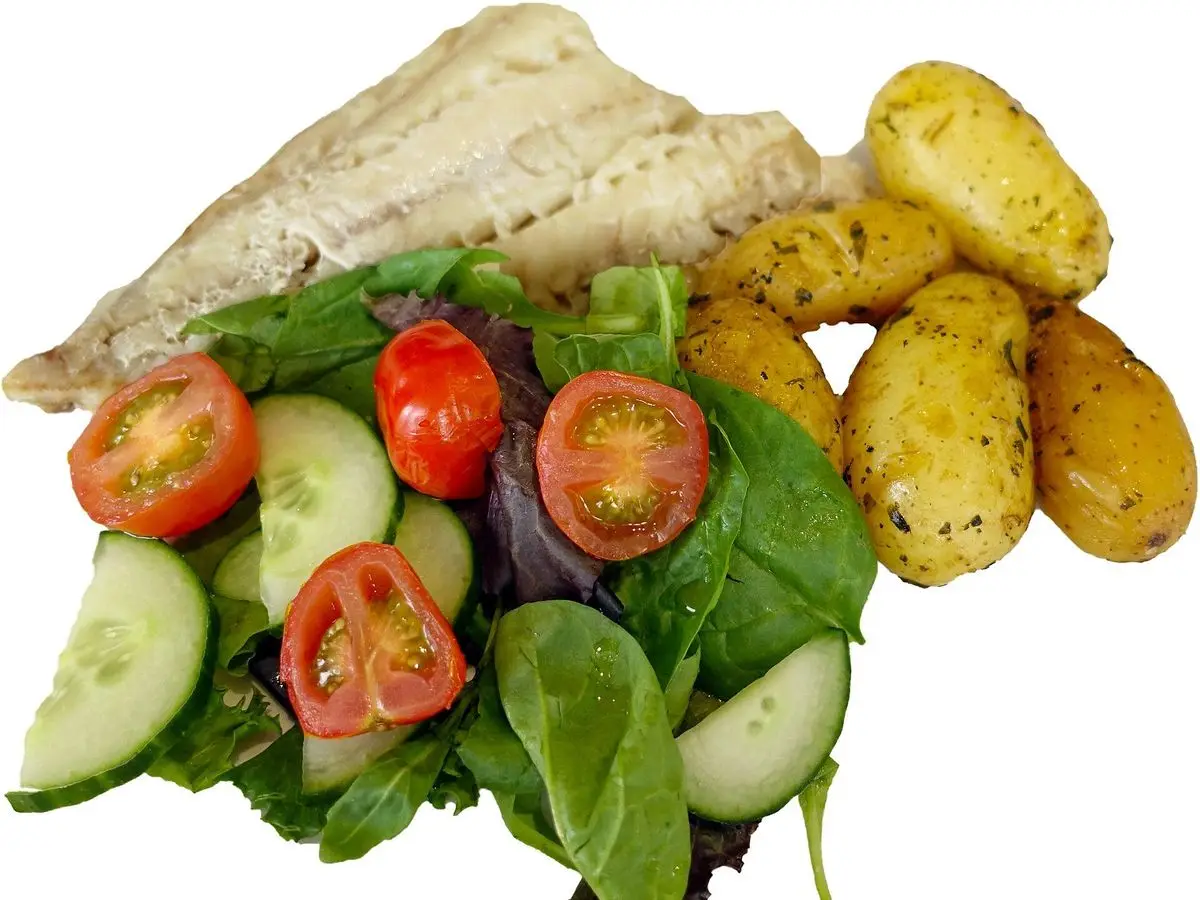 Filete de pescado blanco con ensalada de tomate cherry, pepino y espinacas y patatas pequeñas