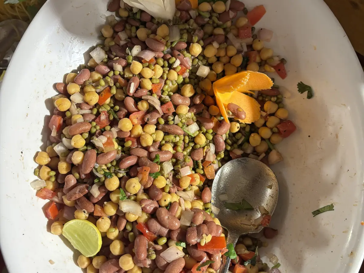 Ensalada de legumbres variadas con garbanzos, alubias y lima en una fuente