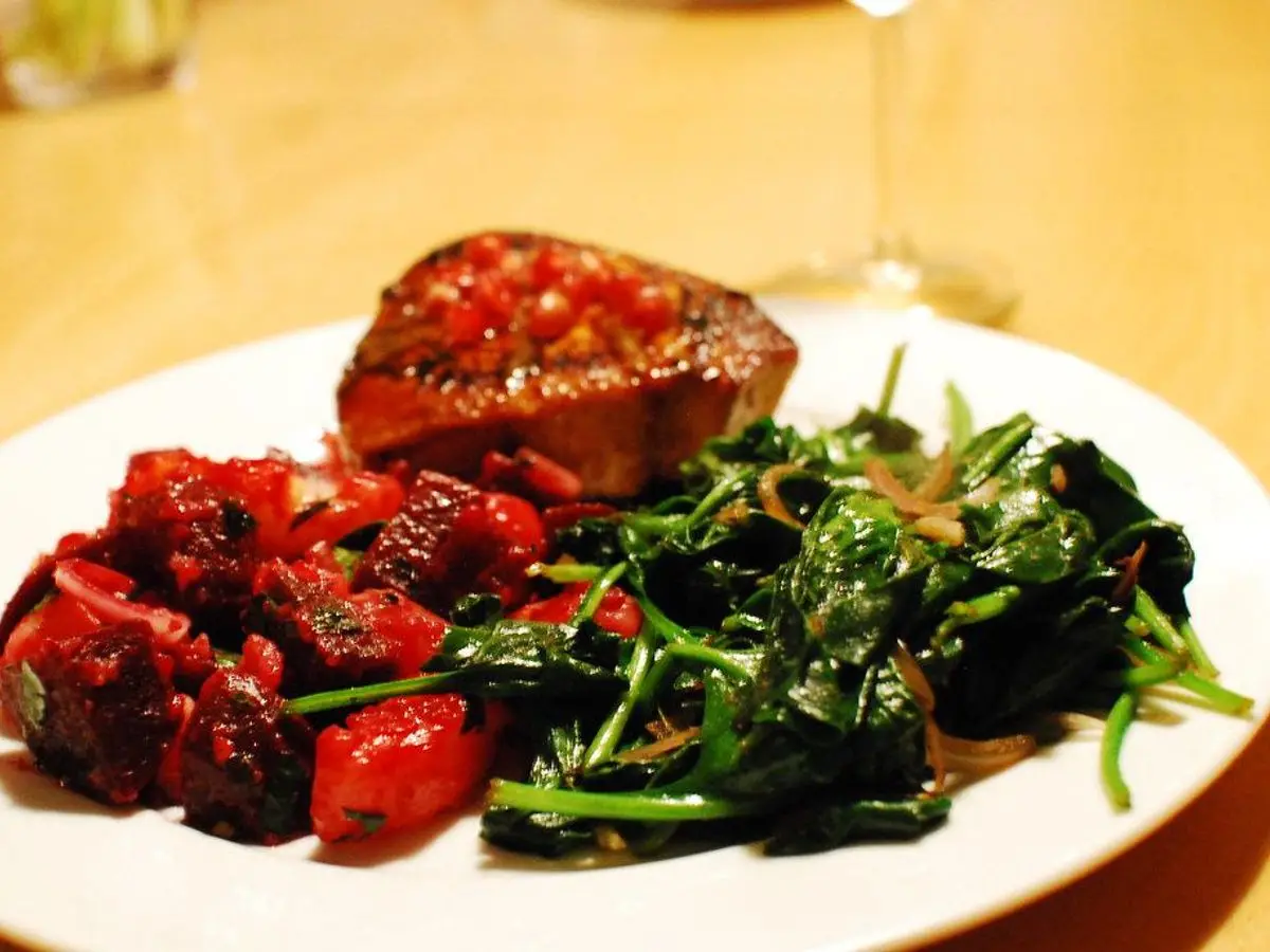 Plato con atún marinado, ensalada de remolacha y patata y espinacas salteadas
