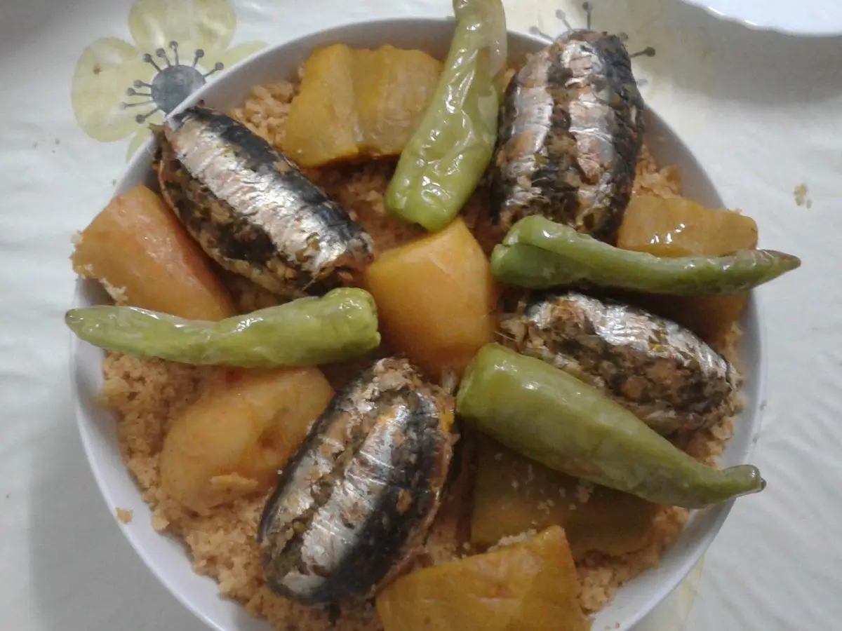 Fuente con sardinas, patata en trozos y pimientos verdes fritos