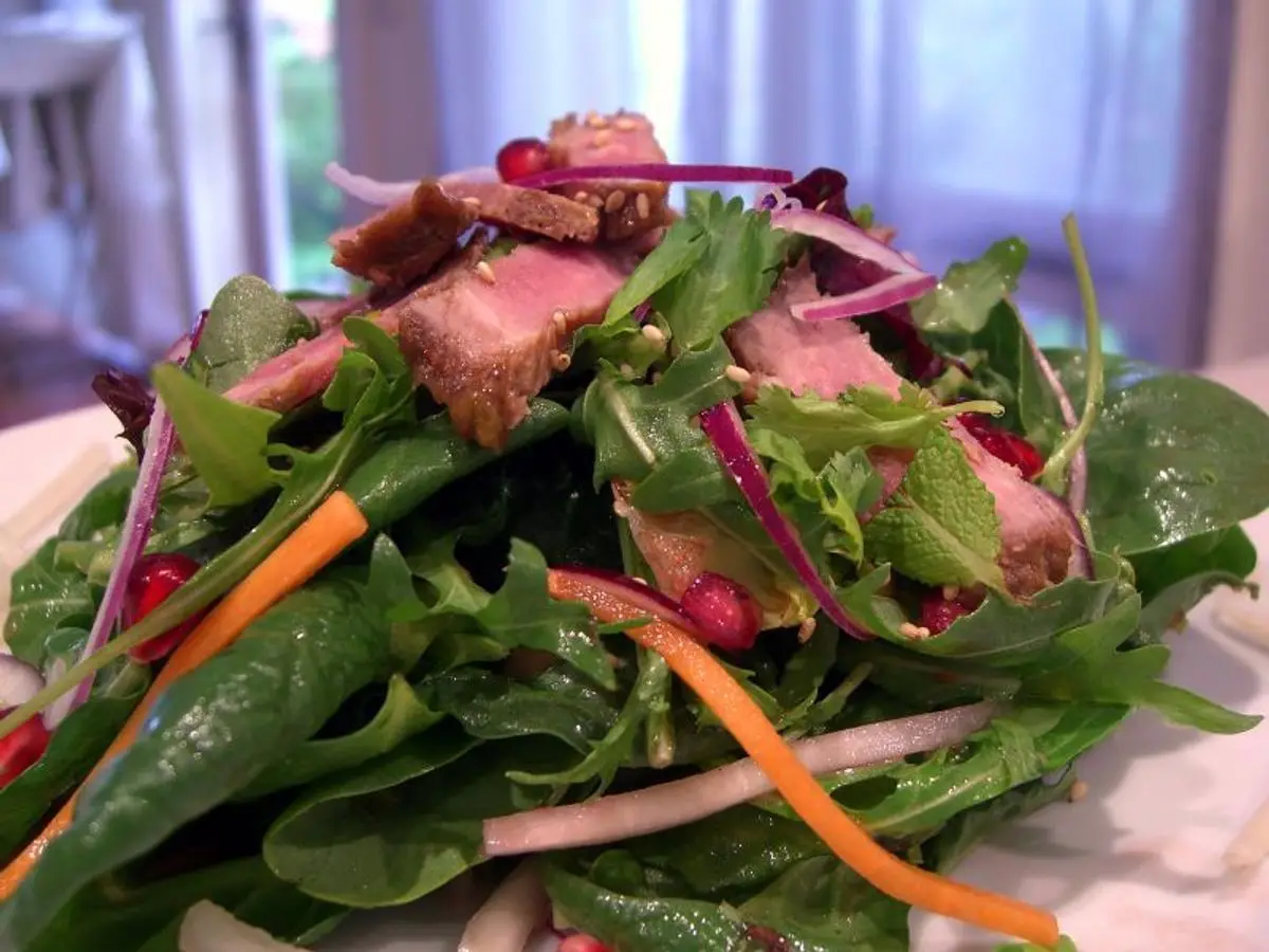 Ensalada de hojas verdes con lonchas de rosbif, zanahoria y cebolla morada