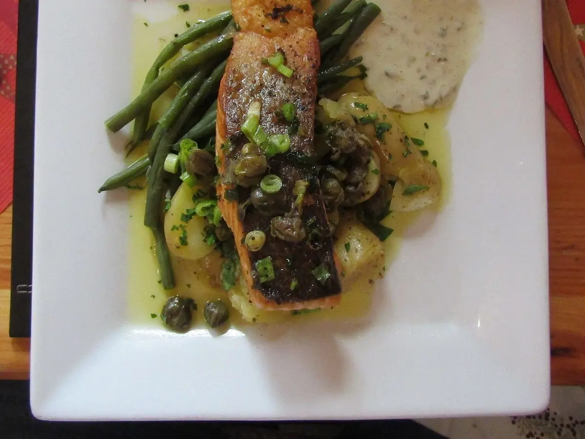 Lomo de salmón al horno con judías verdes, patata y salsa de hierbas en plato cuadrado
