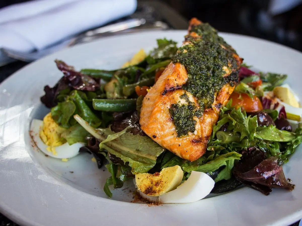 Ensalada de hojas verdes con salmón a la plancha con hierbas y huevo duro en cuartos