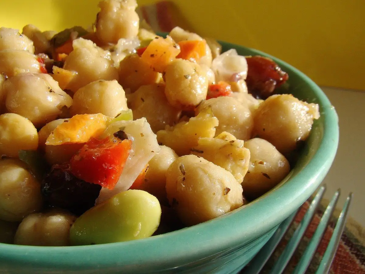 Cuenco turquesa con garbanzos cocidos mezclados con pimiento rojo