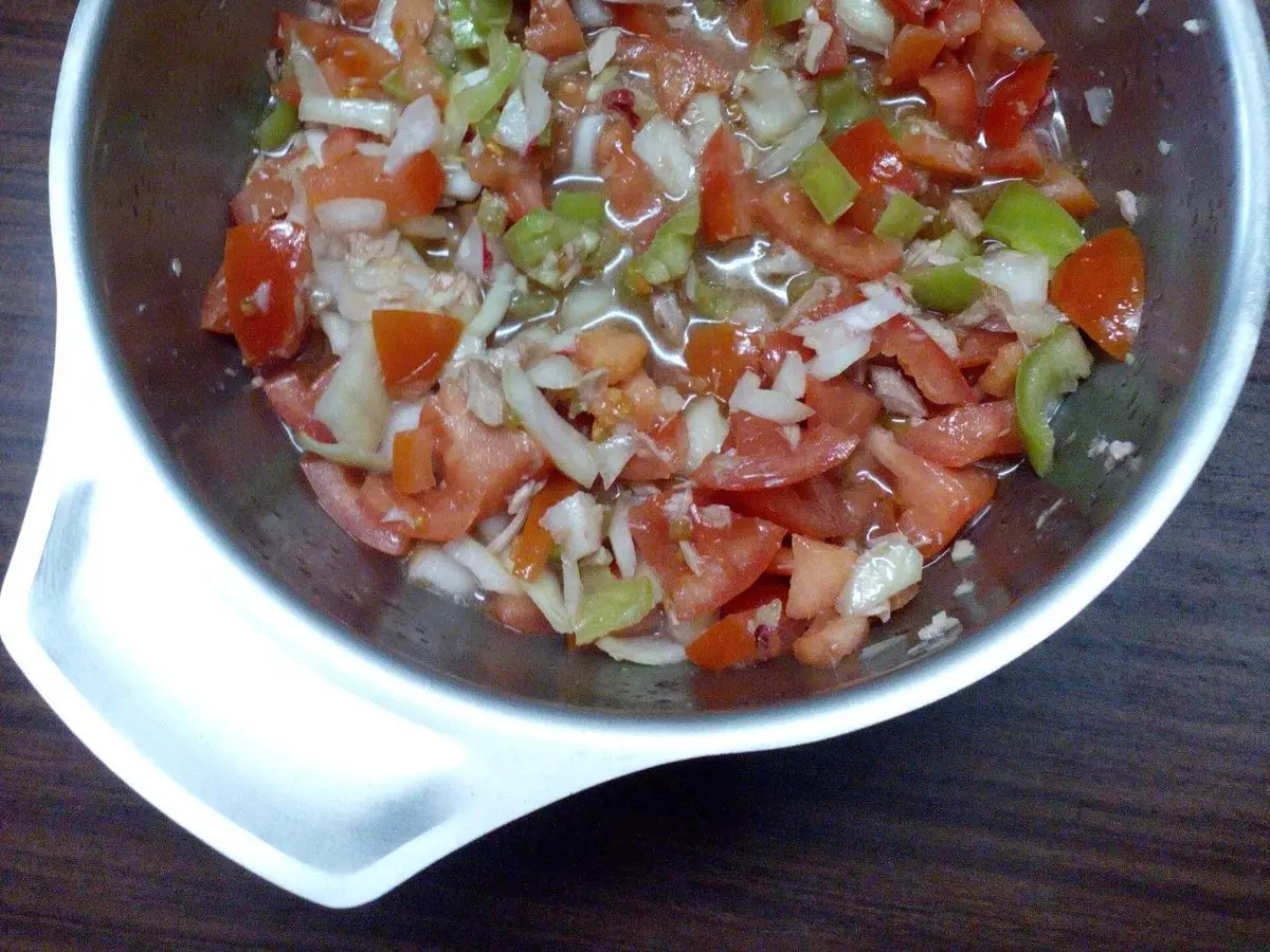 Cazo con trempó mallorquín de tomate, pimiento verde y cebolla picados y aliñados