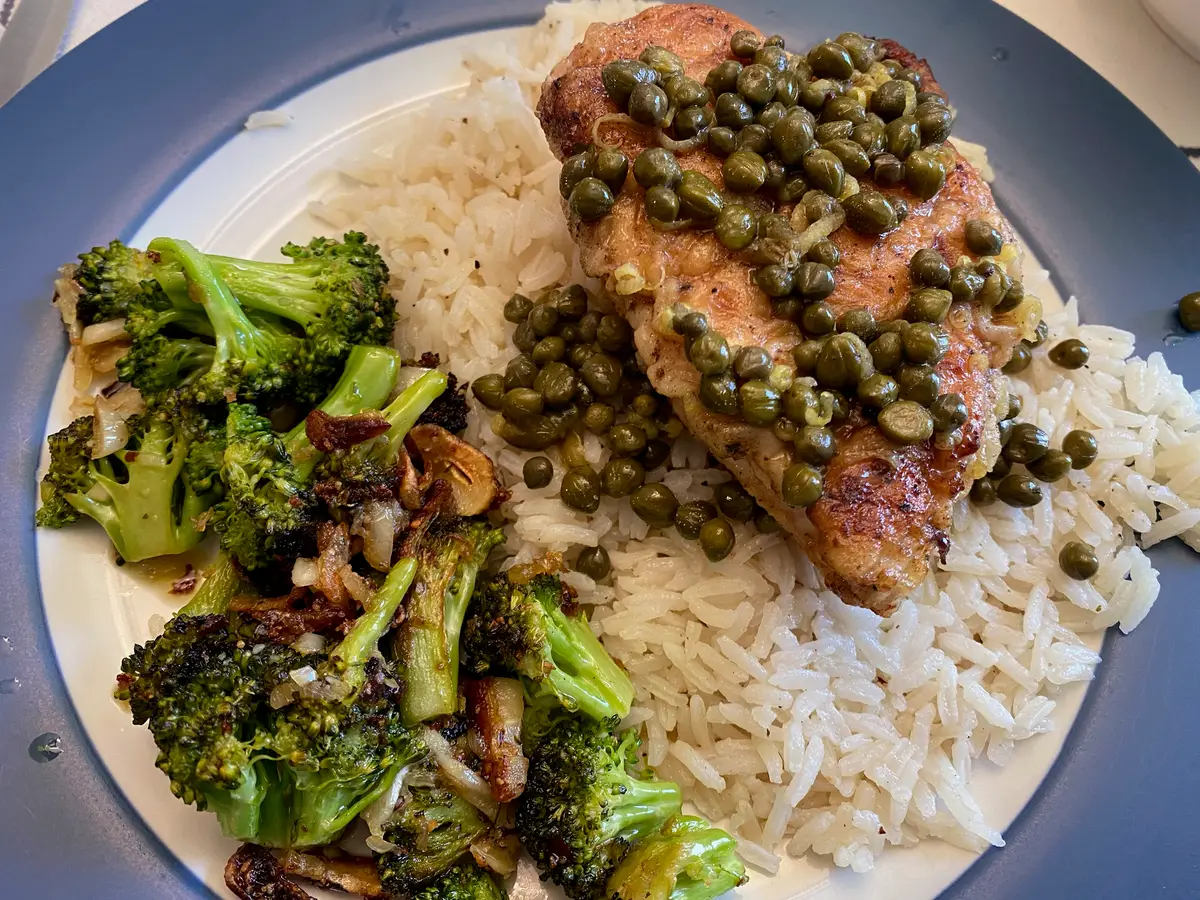 Filete de pollo con alcaparras en salsa de limón sobre arroz con brócoli