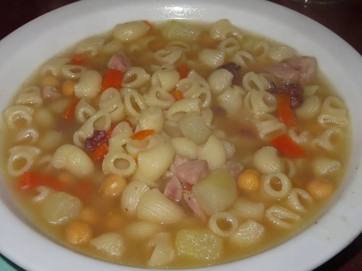 Plato hondo de escudella con pasta, garbanzos, zanahoria, patata y trocitos de carne