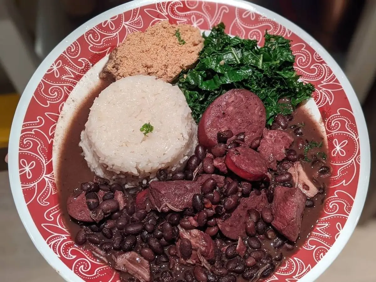 Plato con alubias negras guisadas con cerdo, arroz blanco y verdura salteada