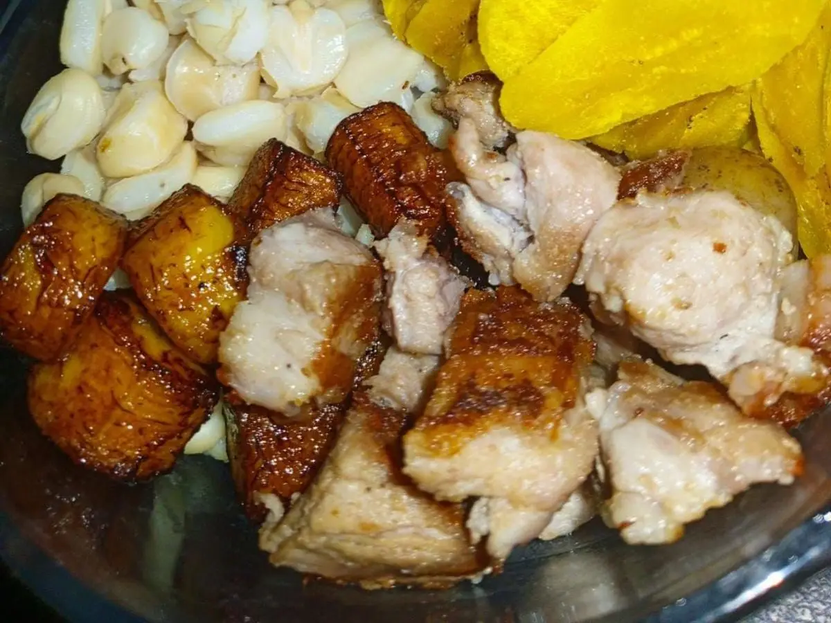 Fritada de cerdo con maíz mote blanco, patata y láminas de plátano frito