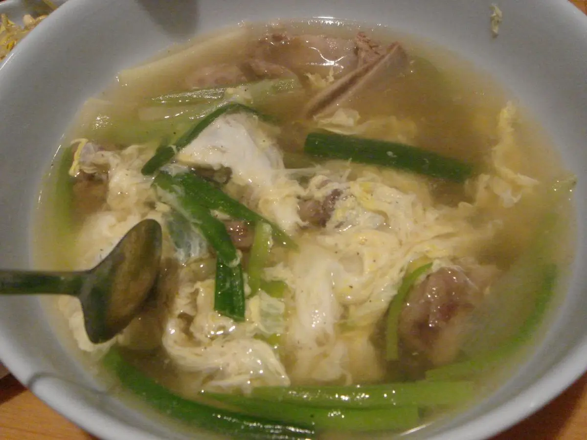 Cuenco de sopa clara de costilla de ternera con fideos y cebolleta