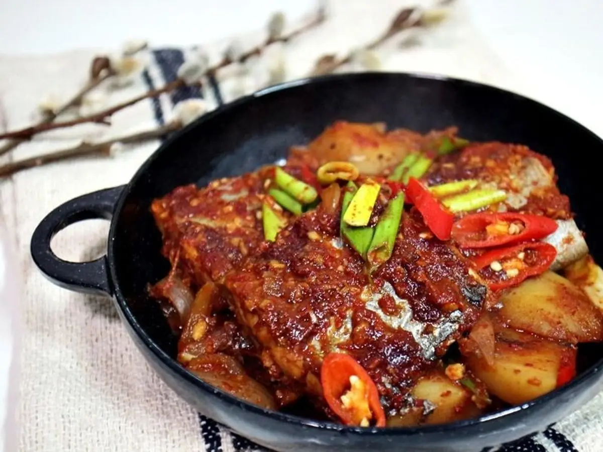 Cazuela de pez sable guisado con patata, guindilla y cebolleta en salsa roja