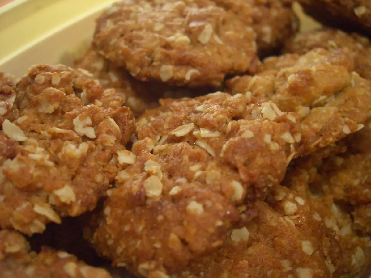 Montón de galletas Anzac doradas de avena y coco recién horneadas