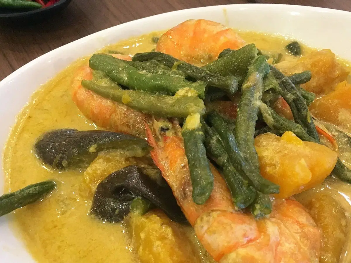 Plato de calabaza, judías verdes, berenjena y langostino en salsa amarilla de leche de coco